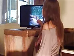 Bean chéile maith ach ag breathnú ar líne