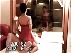 Cóiréis milf caimiléireacht ar fear céile le buachaill bán