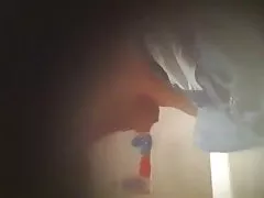 Máthair-i-dlí showering