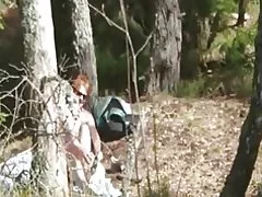 Horny redhead na heilvéise bhean chéile amuigh faoin aer stráice agus a fuck