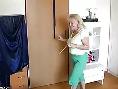 Oldnanny chubby aibí le d ' aois aibí go bhfuil ag imirt le pussy